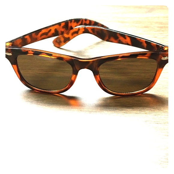 tortoiseshell wayfarers